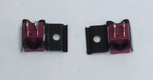 Daikin Anlegefühler-Set mit zwei Sensoren in Halterungen, die zur Montage geeignet sind. Die Verbindungselemente sind in Rot und Schwarz gehalten.
